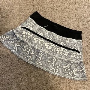Lululemon rare pacesetter skirt grey and white geometric pattern size 6 skort